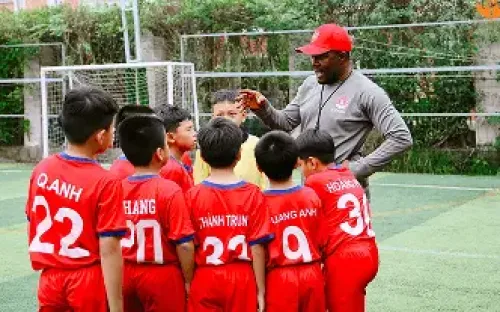 AMAOBI FOOTBALL ACADEMY: NƠI ƯƠM MẦM NHỮNG TÀI NĂNG NHÍ CÙNG HUYỀN THOẠI V-LEAGUE